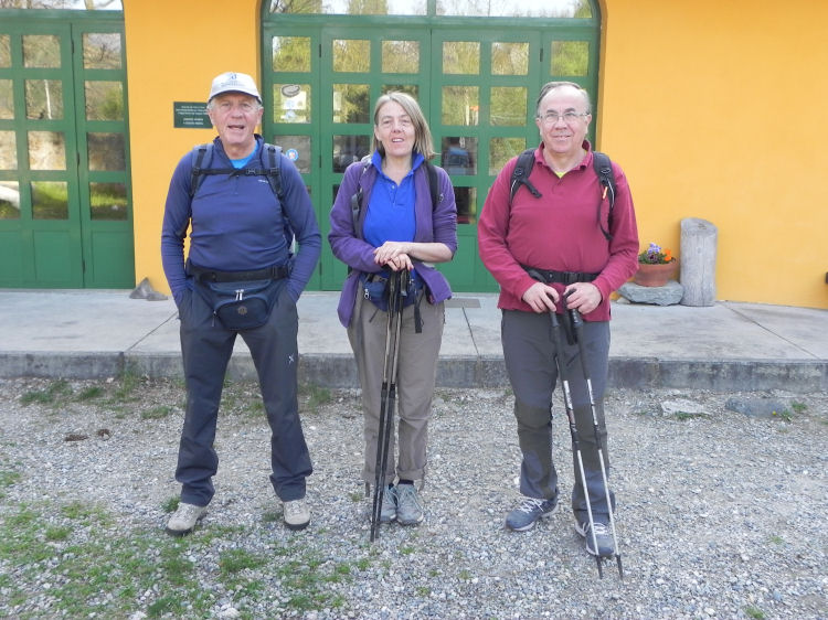da sx: Aldo, Liliana e Benedetto al Lago di San Michele nel Parco della Polveriera di Ivrea (Piemonte - Canavese) (131144 bytes)